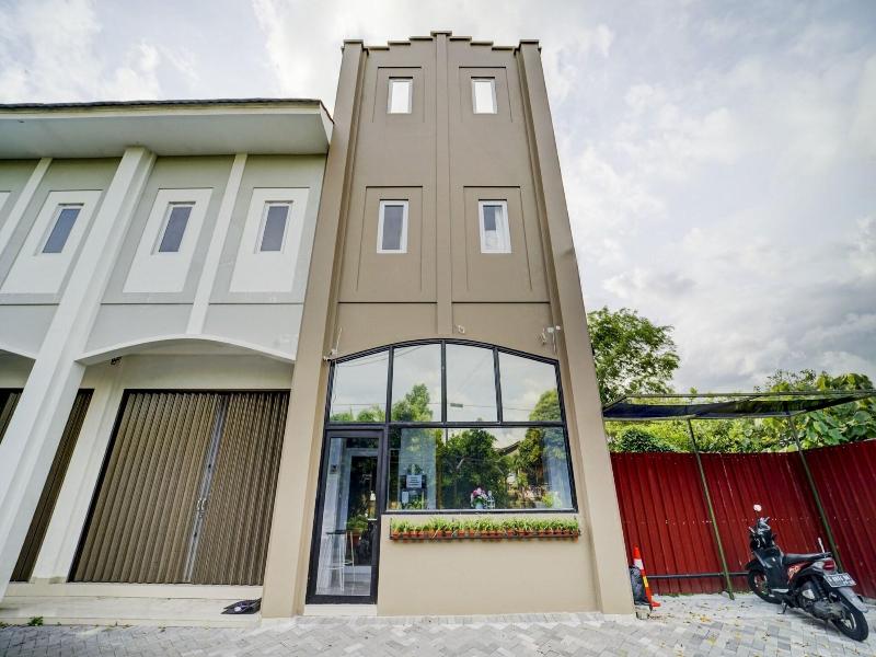 90778 River inn Malioboro image