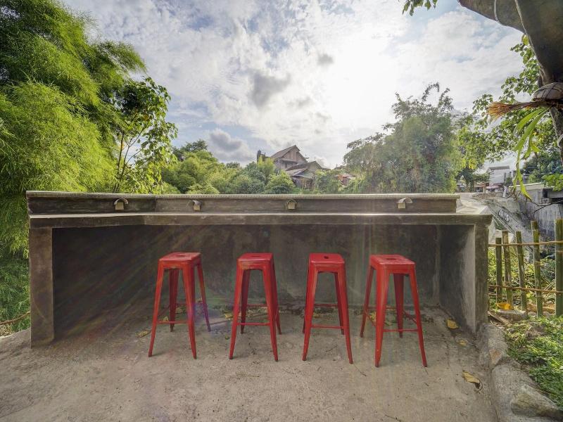 90778 River inn Malioboro image