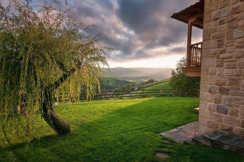 La Casa de Bustantegua image