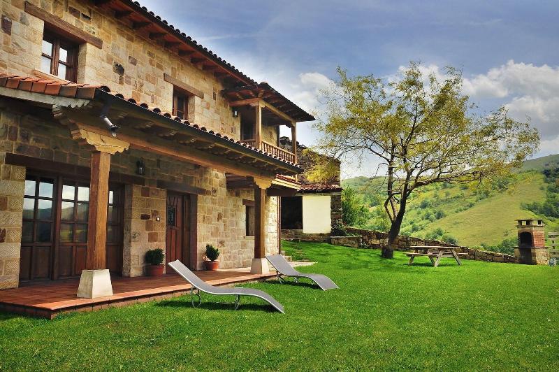 La Casa de Bustantegua image