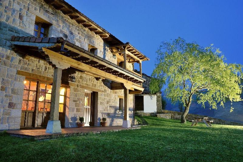 La Casa de Bustantegua image