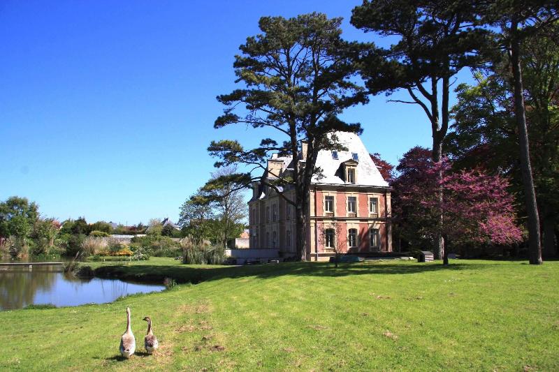 Chateau Cote de Nacre image