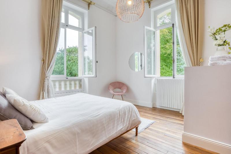 Chateau Cote de Nacre image