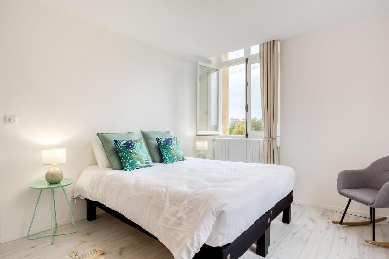Chateau Cote de Nacre image