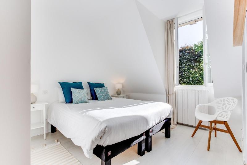Chateau Cote de Nacre image
