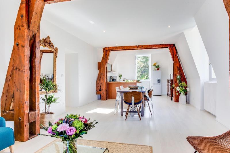 Chateau Cote de Nacre image