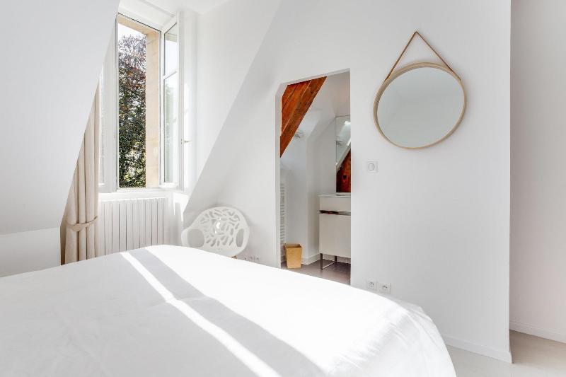 Chateau Cote de Nacre image