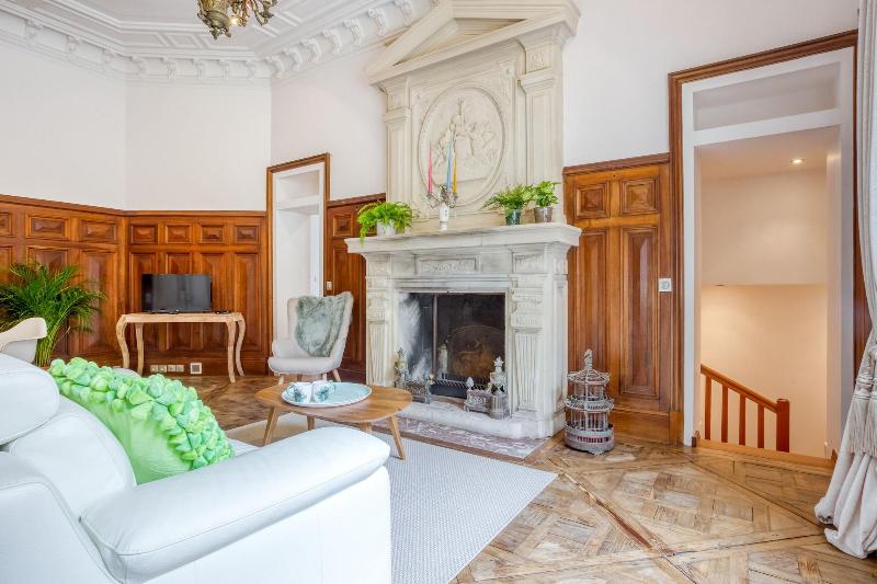 Chateau Cote de Nacre image
