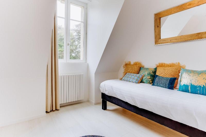 Chateau Cote de Nacre image