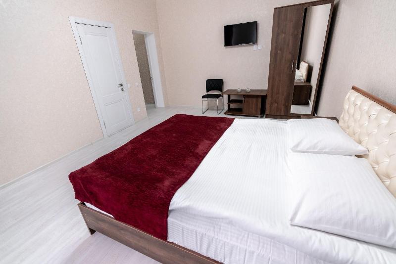 DOUBLE DELUXE KING BED