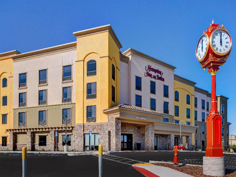 Hampton Inn & Suites Marina image