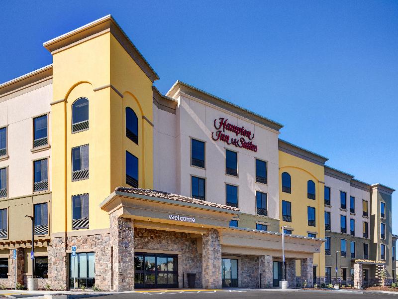 Hampton Inn & Suites Marina image