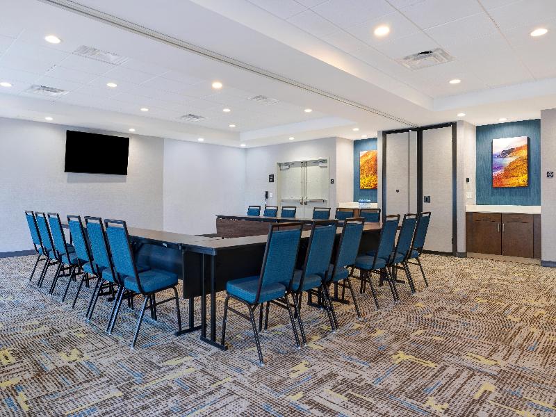 Hampton Inn & Suites Marina image