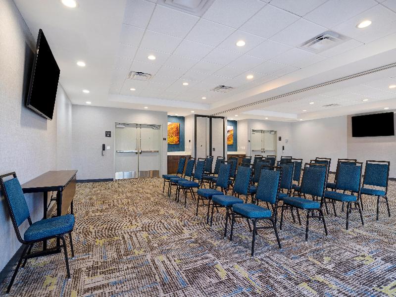 Hampton Inn & Suites Marina image