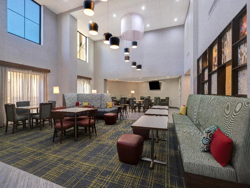 Hampton Inn & Suites Marina image