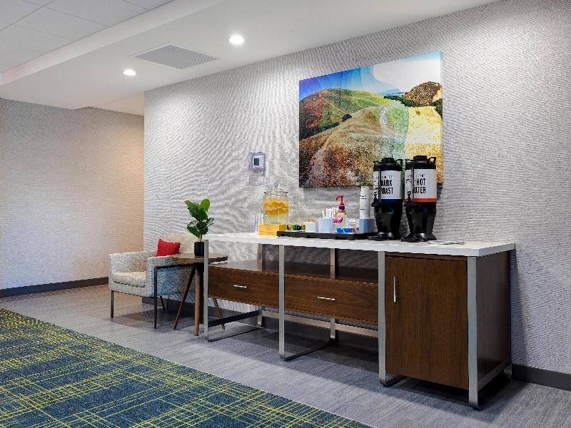 Hampton Inn & Suites Marina image