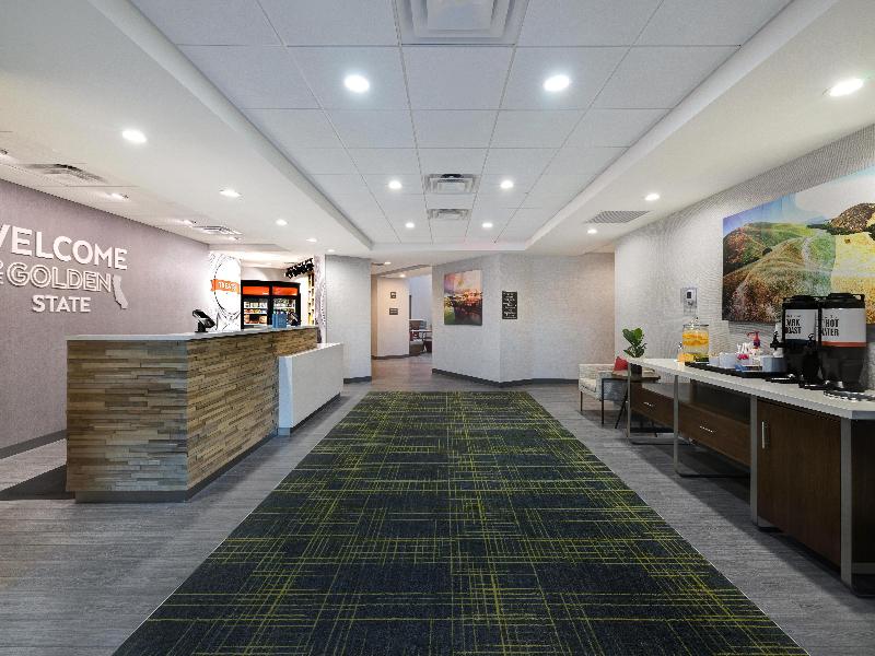 Hampton Inn & Suites Marina image
