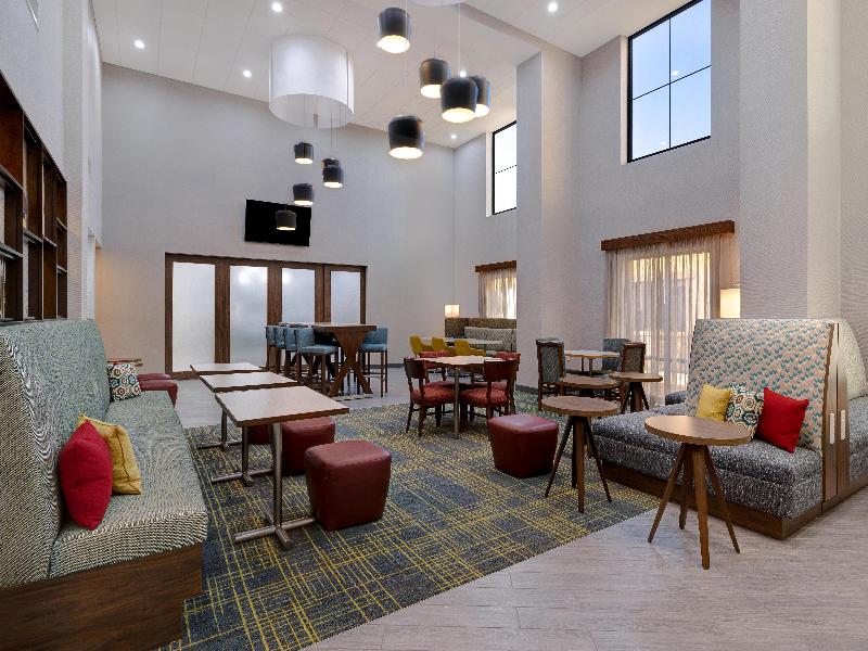Hampton Inn & Suites Marina image