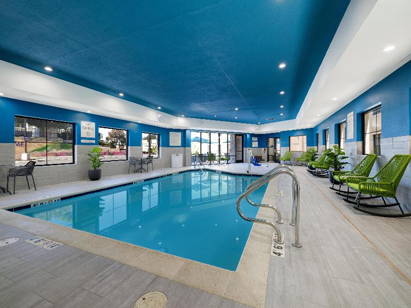 Hampton Inn & Suites Marina image