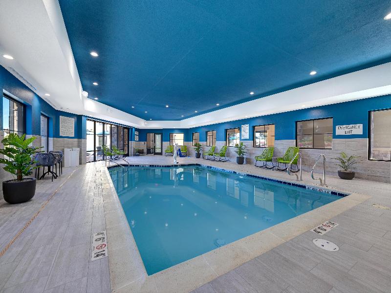 Hampton Inn & Suites Marina image