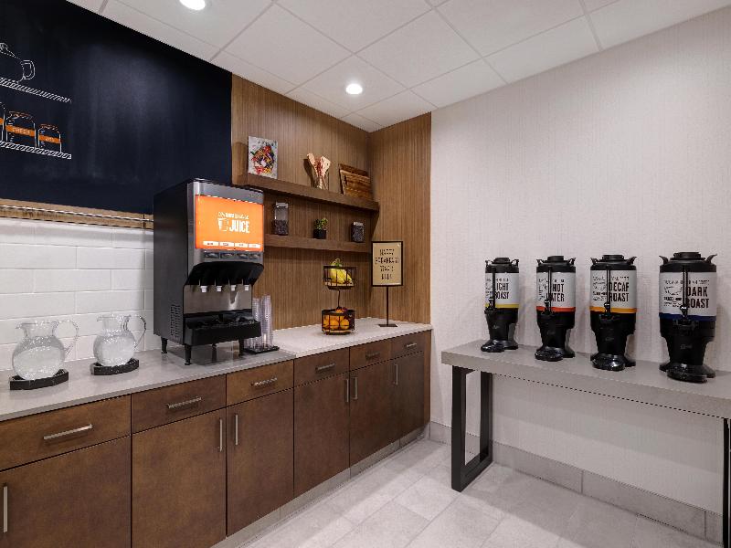 Hampton Inn & Suites Marina image