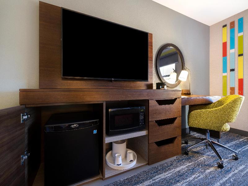 Hampton Inn & Suites Marina image