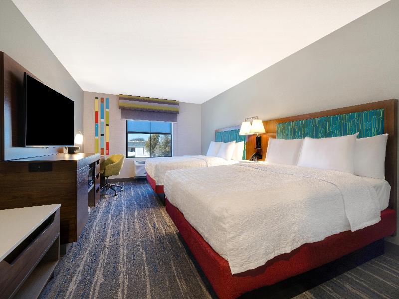 Hampton Inn & Suites Marina image