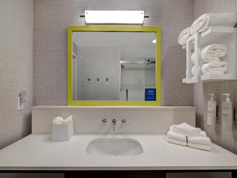 Hampton Inn & Suites Marina image