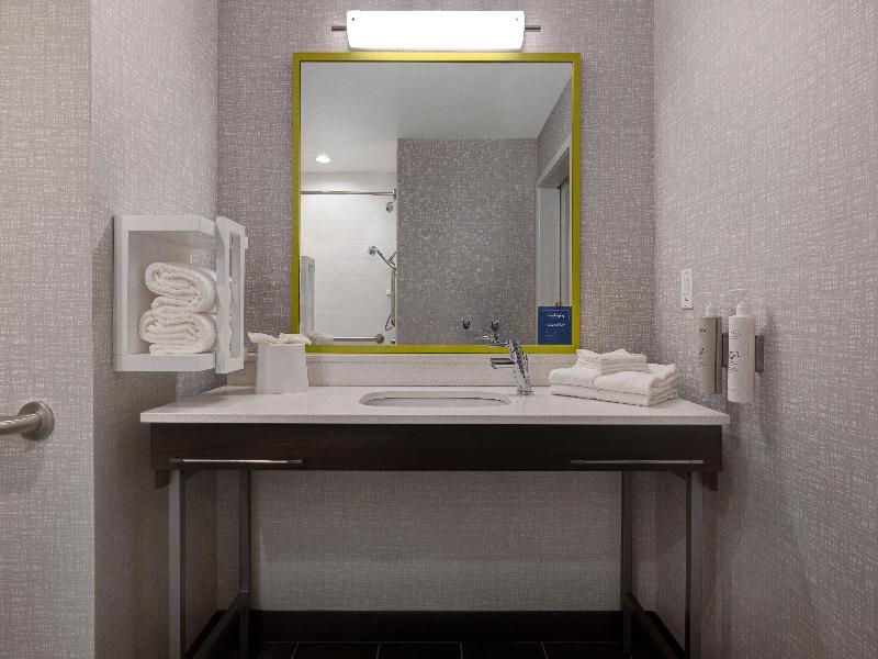 Hampton Inn & Suites Marina image