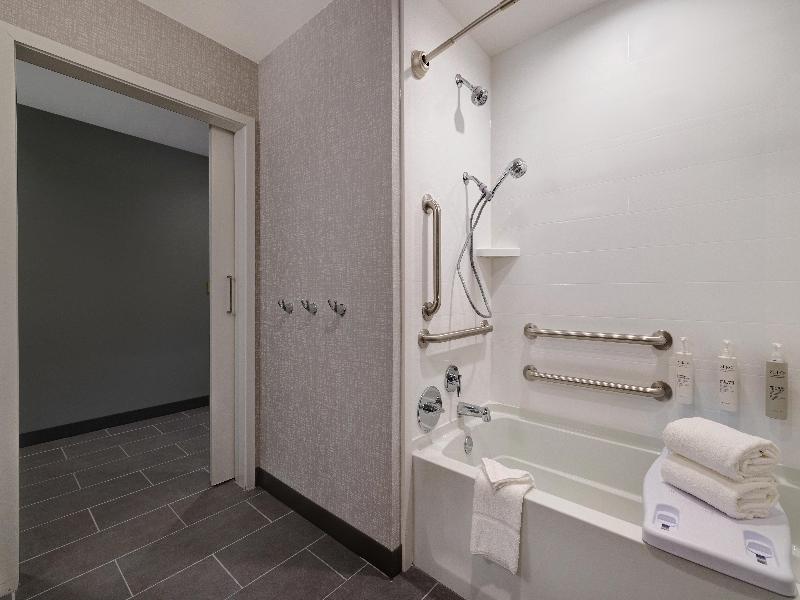 Hampton Inn & Suites Marina image