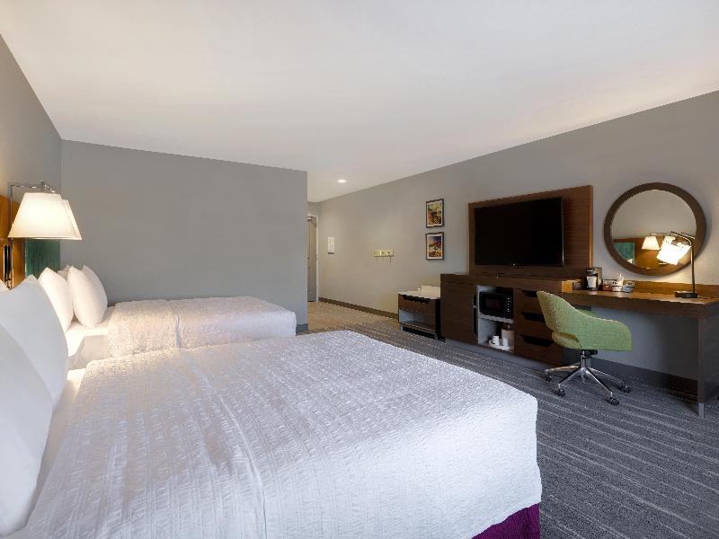 Hampton Inn & Suites Marina image