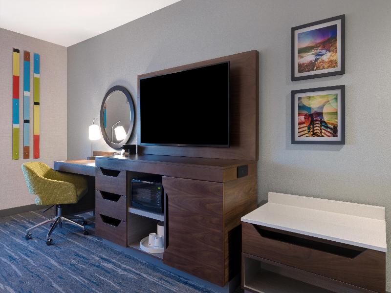 Hampton Inn & Suites Marina image