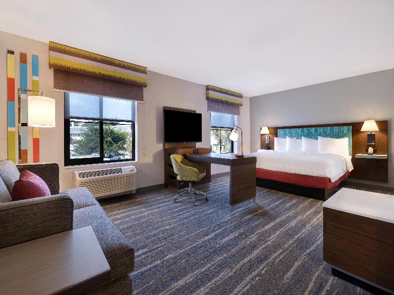 Hampton Inn & Suites Marina image
