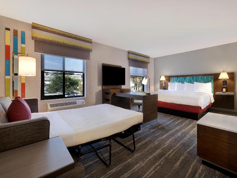 Hampton Inn & Suites Marina image