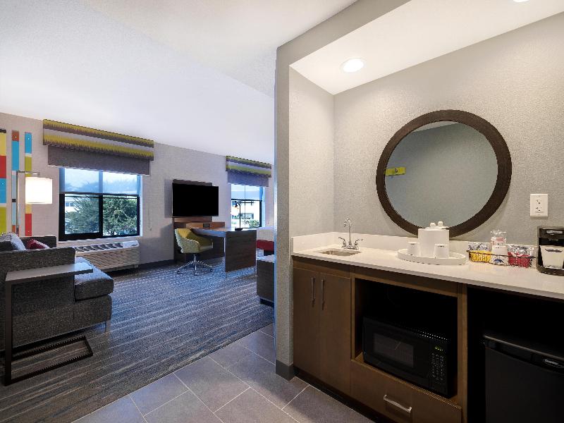 Hampton Inn & Suites Marina image