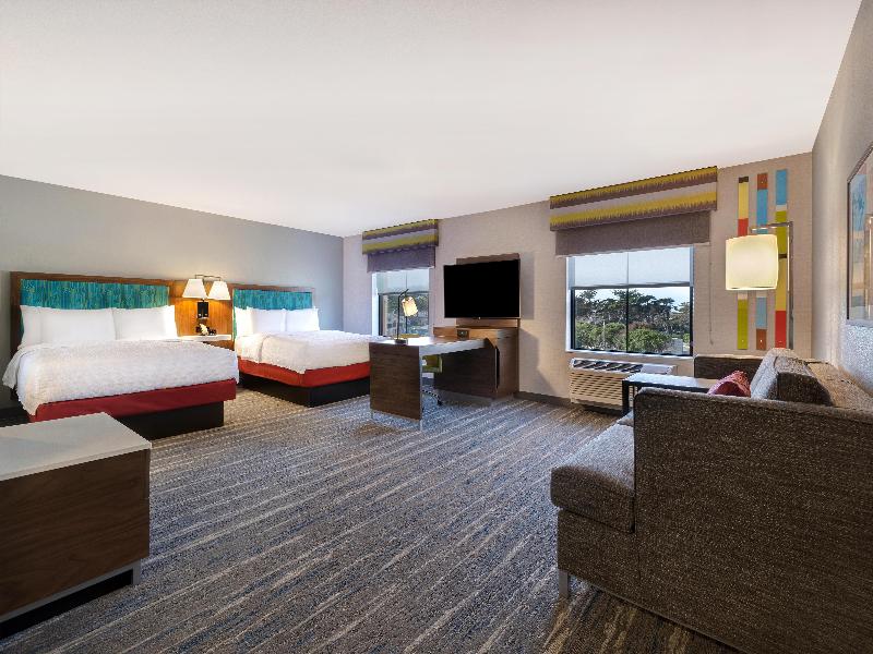 Hampton Inn & Suites Marina image