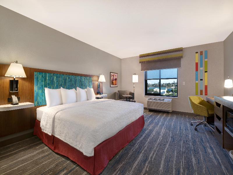 Hampton Inn & Suites Marina image