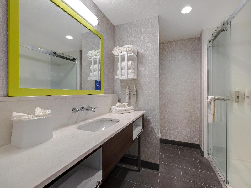 Hampton Inn & Suites Marina image