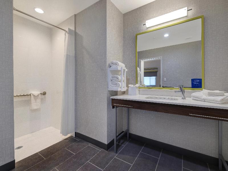 Hampton Inn & Suites Marina image