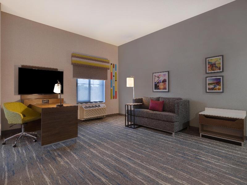 Hampton Inn & Suites Marina image