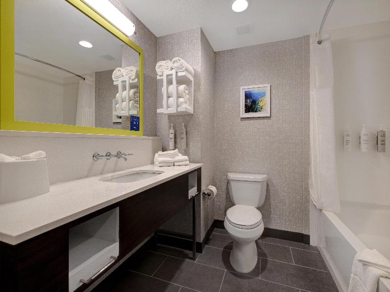 Hampton Inn & Suites Marina image