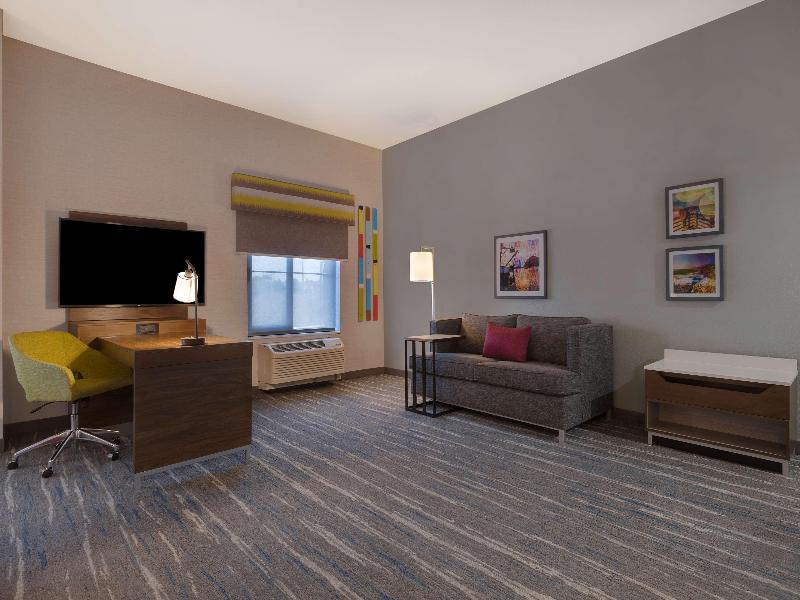 Hampton Inn & Suites Marina image