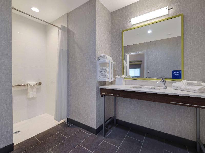 Hampton Inn & Suites Marina image
