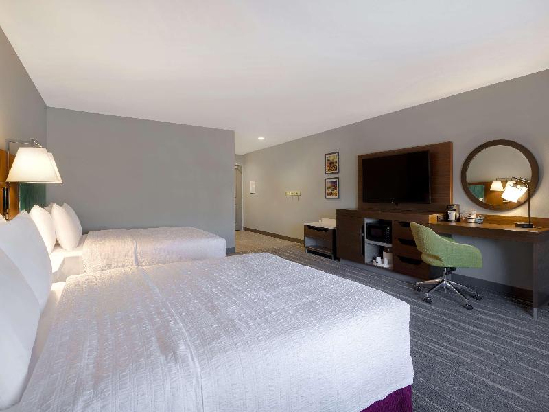 Hampton Inn & Suites Marina image