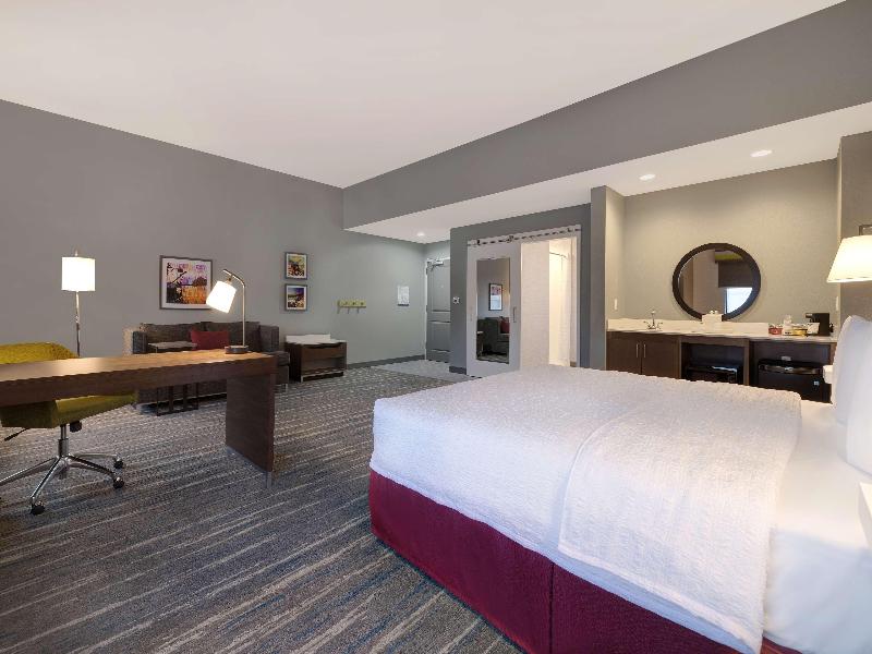 Hampton Inn & Suites Marina image