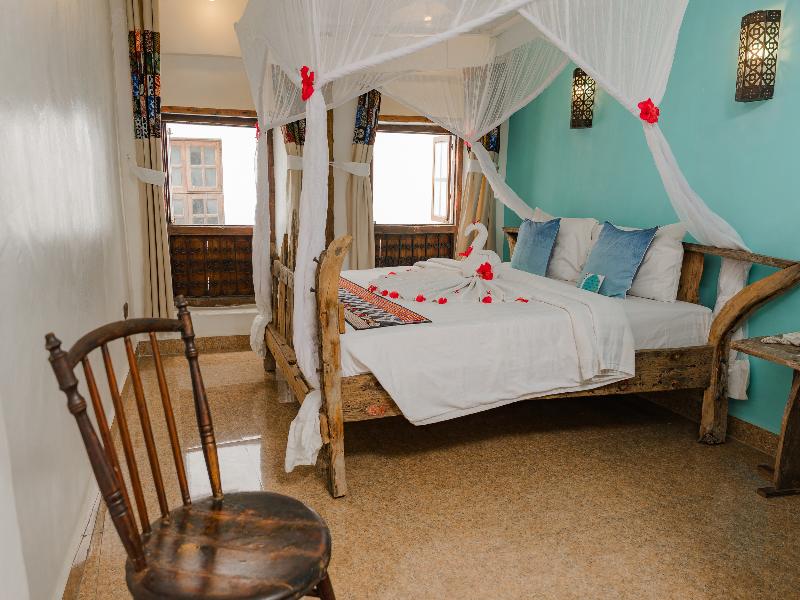 Emerald Palm Courtyard Hotel image