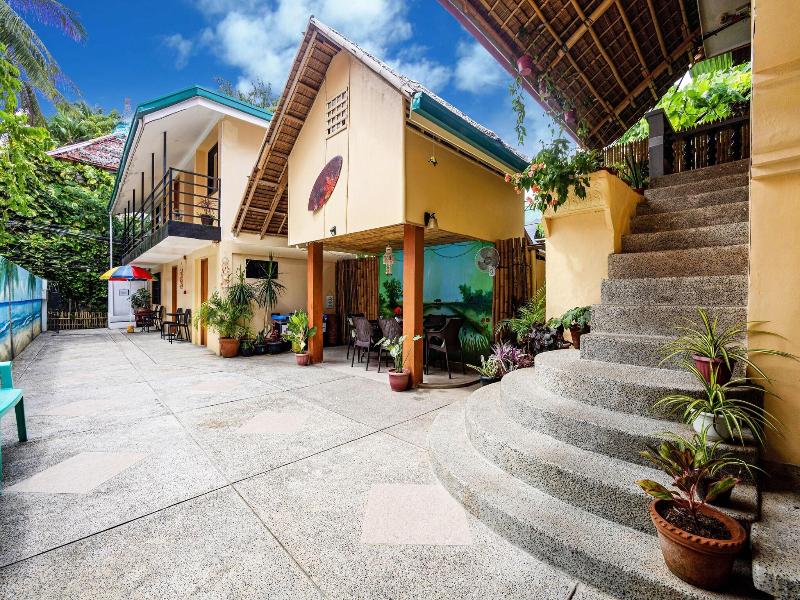 White Shamrock Beach Hotel image