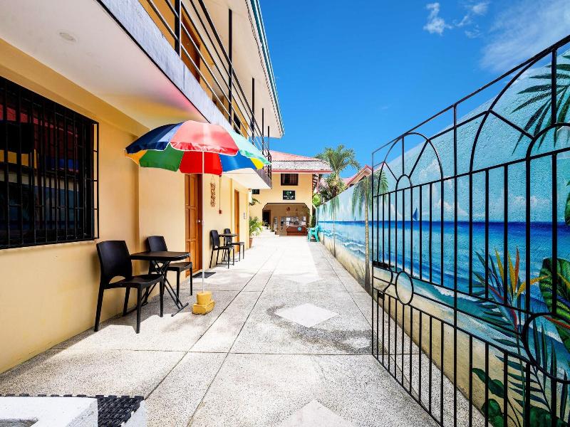 White Shamrock Beach Hotel image