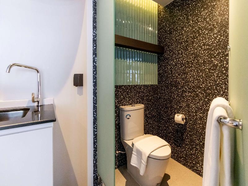 Seekers Finders Rama IV Hotel, SureStay Collection image