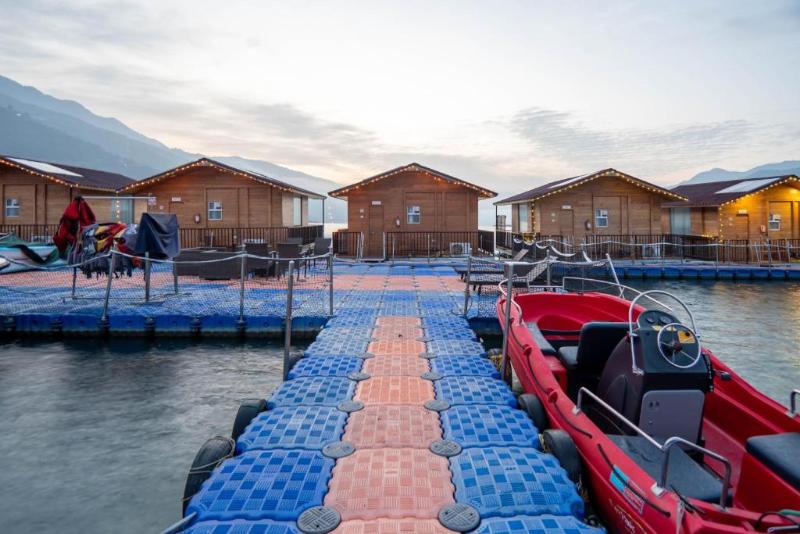 Le ROI Floating Huts & Eco Rooms image
